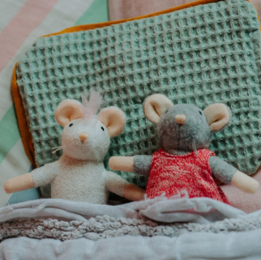 Muizenhuis muis Ella in poppenhuis bedje